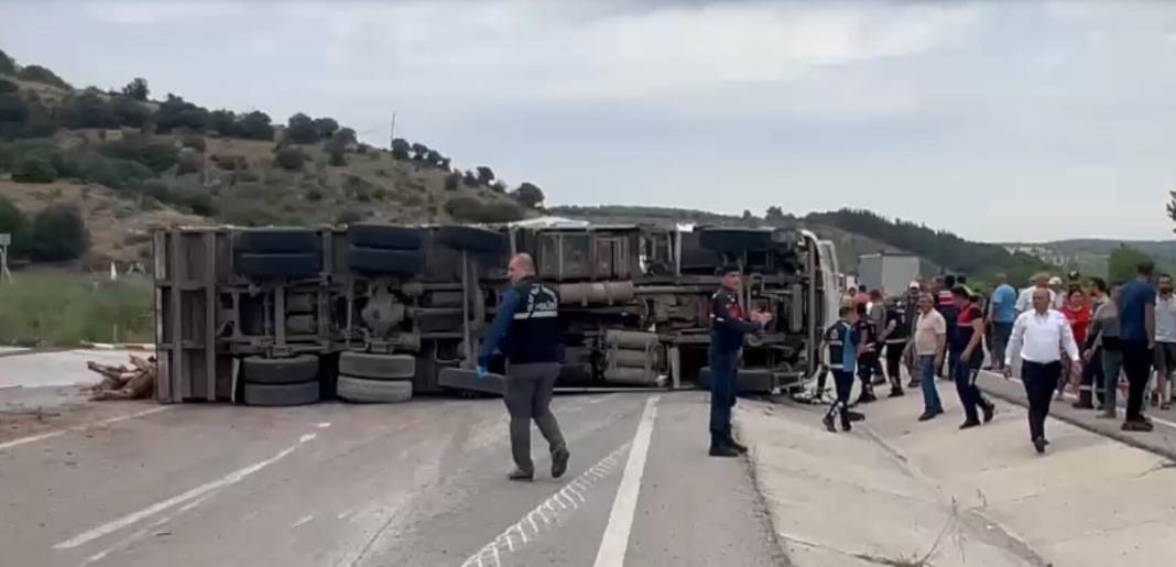 Biri yolcu otobüsü 3 araç kaza yaptı! 8 ölü, çok sayıda yaralı var 11